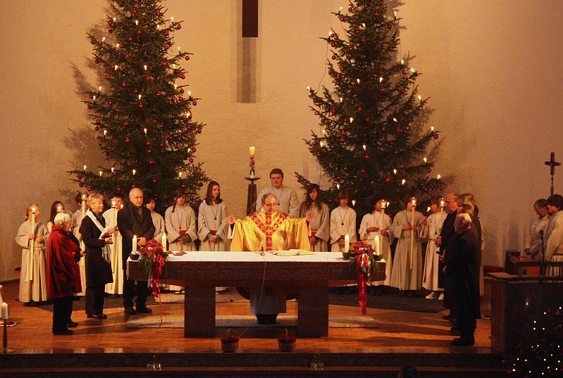 091226weihnachten2 (67).jpg - Aussendung der Kommunionhelferinnen und Kommunionhelfer: Sie bringen den Leib des Herrn an Weihnachten zu den Kranken